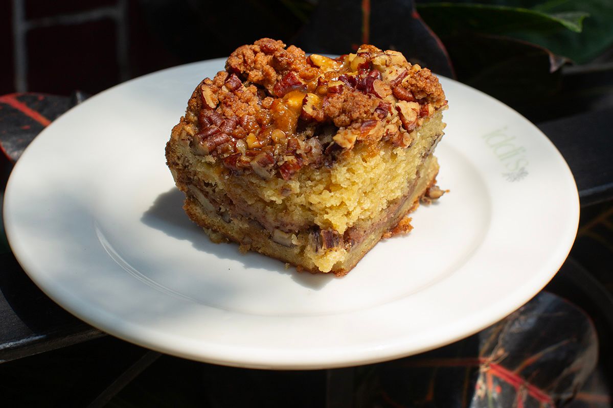 Toffee coffee cake with pecan nuts